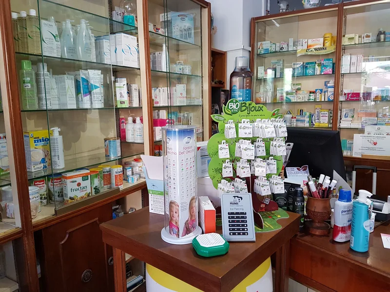 Prodotti per la cura della persona esposti in farmacia