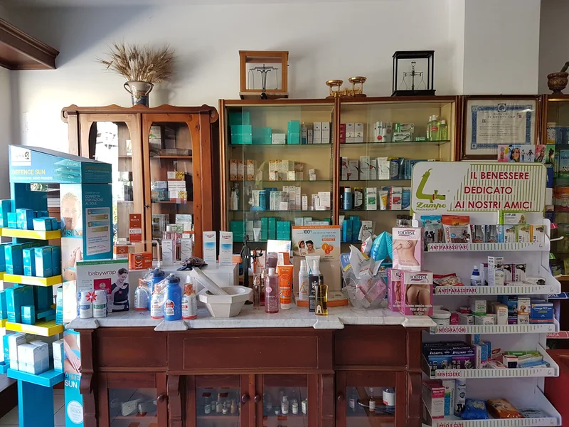Un altro scorcio degli interni della farmacia