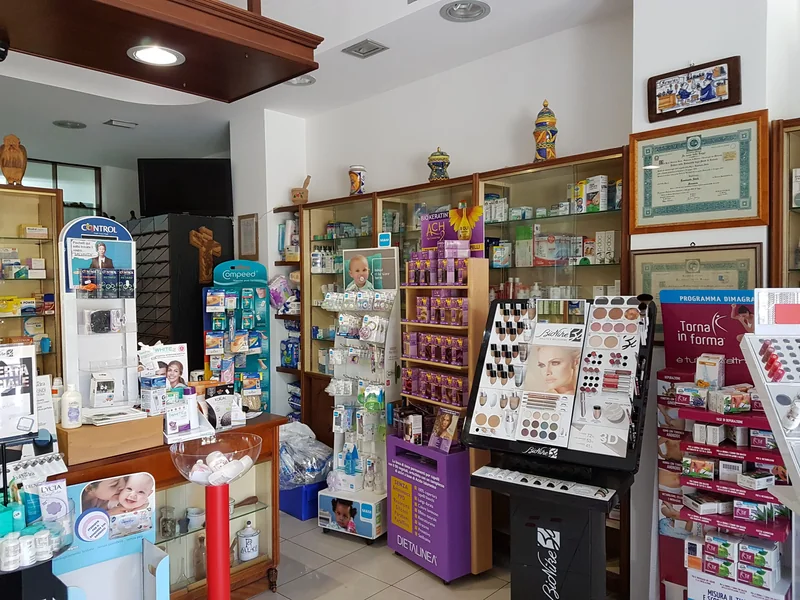 Una veduta degli ambienti interni della farmacia