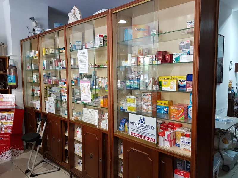 Gli scaffali in legno e le vetrine della farmacia